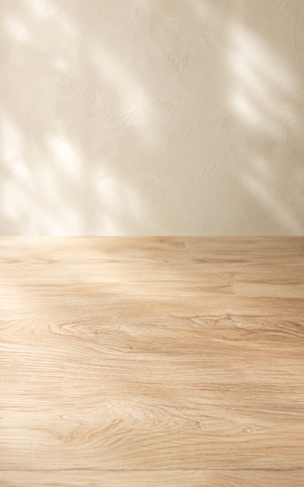 Superfície de mesa de madeira clara em luz natural de manhã